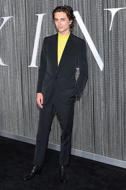 Timothée Chalamet en costume noir Givenchy et haut jaune