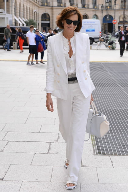 Inès de la Fressange en total look blanc
