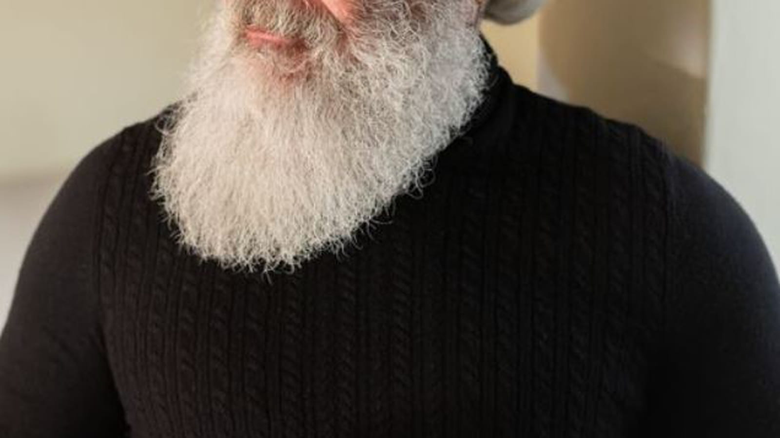 Les cheveux gris mi-longs en arrière