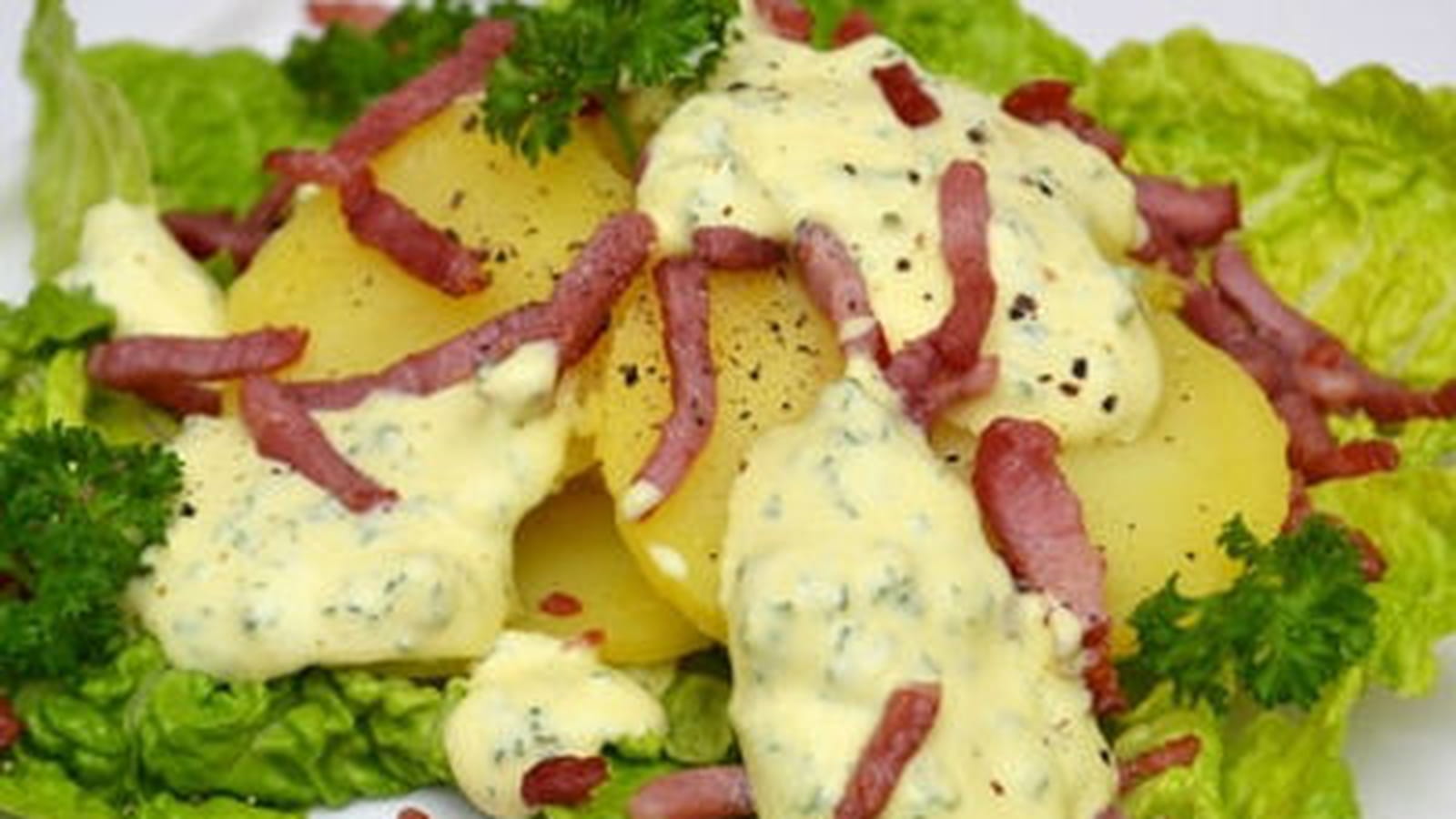 Salade tiède de pommes de terre aux lardons, sauce persil et curcuma