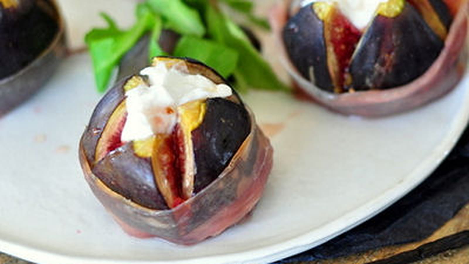 Figues rôties au miel, chèvre et speck
