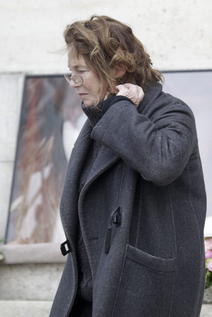 Jane Birkin sort de la chapelle