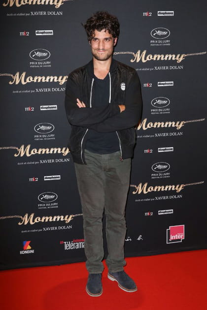 Louis Garrel en jean gris et sweat zippé