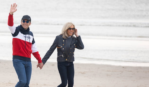 Emmanuel et Brigitte Macron, sur la plage du Touquet le 22&nbsp;avril