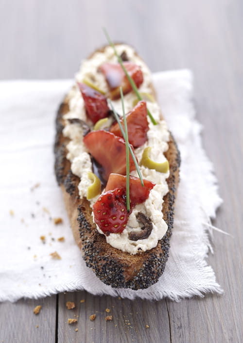 Tartine pavot, fraises au balsamique et olives