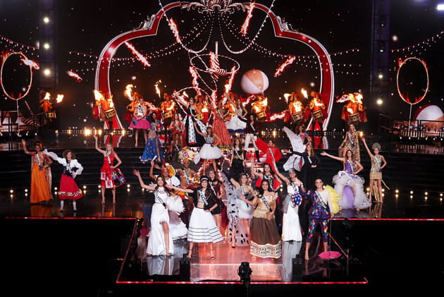 Les Miss ont d&eacute;fil&eacute; dans les costumes traditionnels de leurs r&eacute;gions