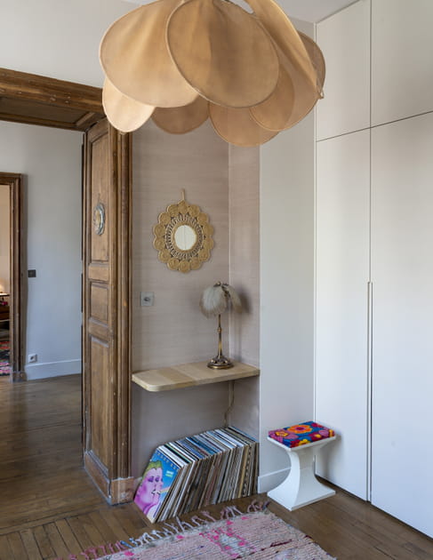 Apr&egrave;s&nbsp;: une chambre avec une petite tablette vintage