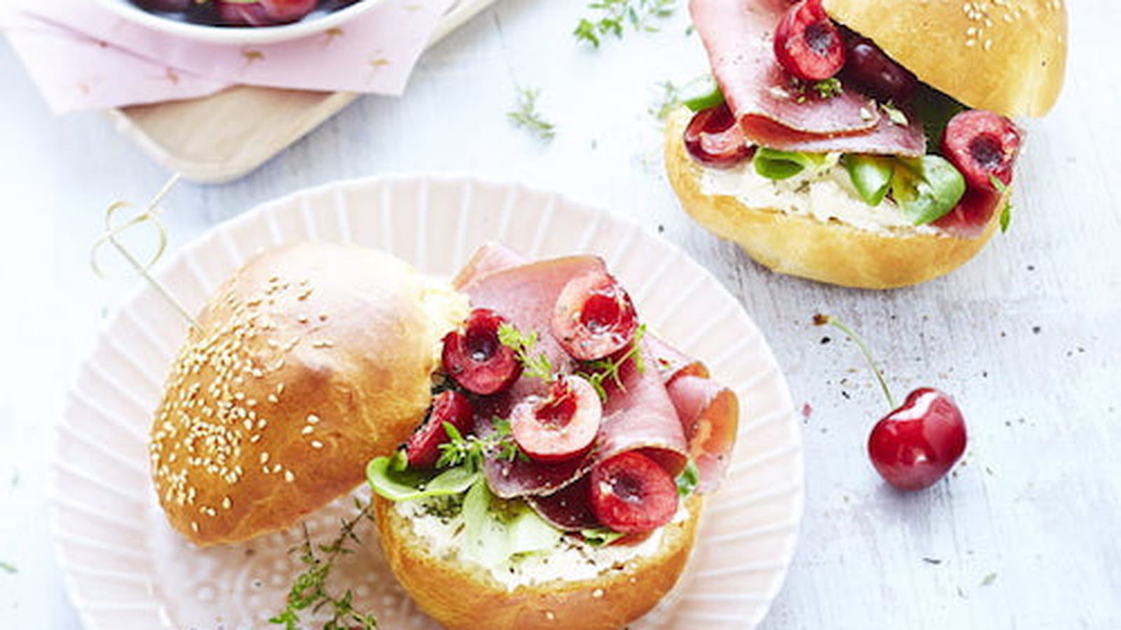 Buns de cerise à la ricotta, thym, mâche et viandes des Grisons