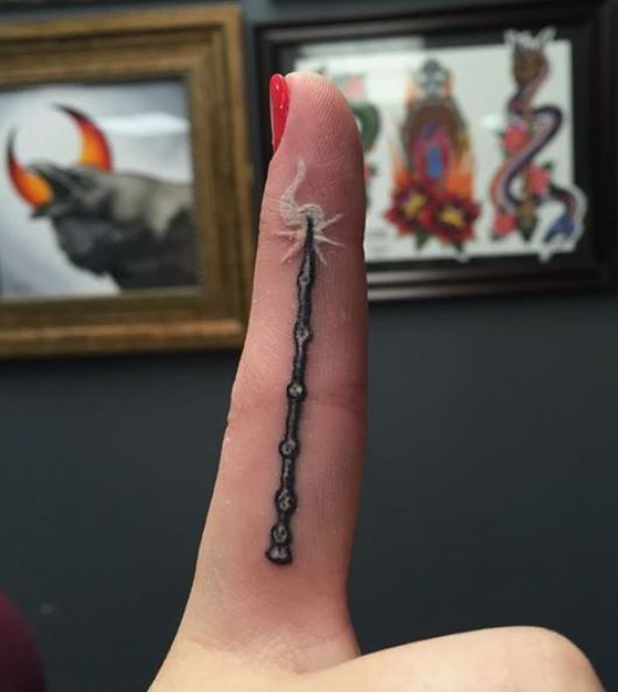 Tatouage Harry Potter Baguette Baguette magique sur le doigt