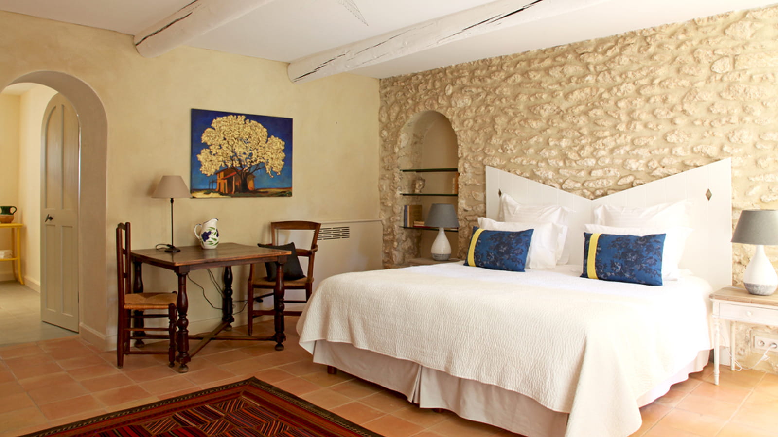 Chambre et mur en pierres