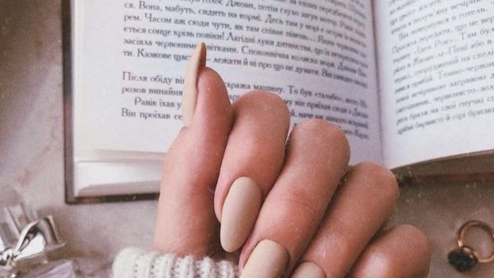 Une manucure nude matte