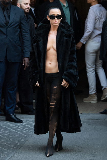 Katy Perry en collant à trous et long manteau en velours noir