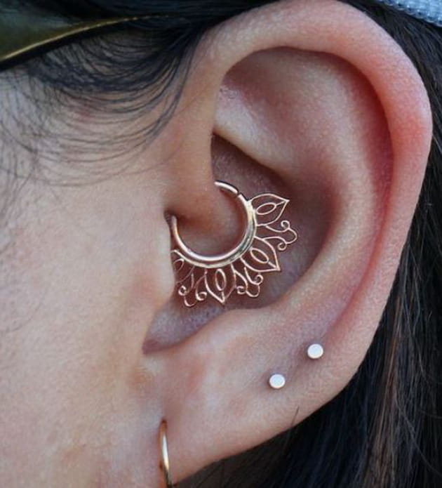 Le bijou mandala sur le piercing daith