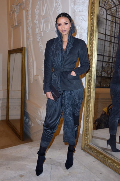 Flora Coquerel en total look noir