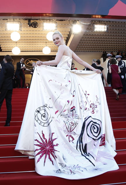 Elle Fanning et sa robe tendance flou artistique