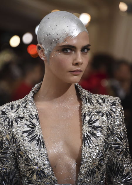 Le cr&acirc;ne argent&eacute; de Cara Delevingne