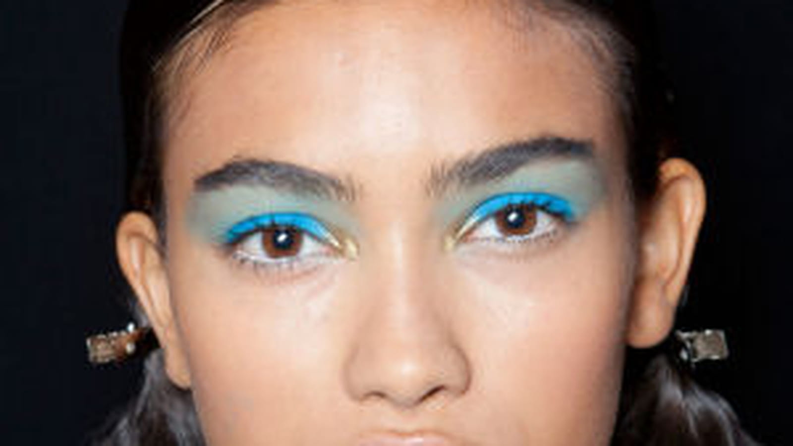 Le fard à paupières turquoise