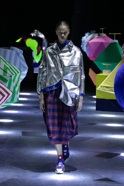 Veste argent&eacute;e et jupe &agrave; carreaux aper&ccedil;ues sur le d&eacute;fil&eacute; Anrealage