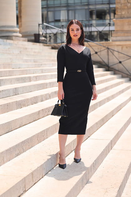 Lily James en robe cintrée noire au défilé Fendi haute couture automne-hiver 2023-2024