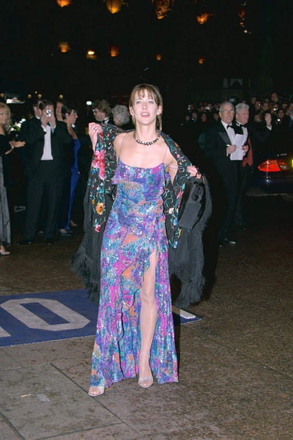 Sophie Marceau en robe imprimée fendue