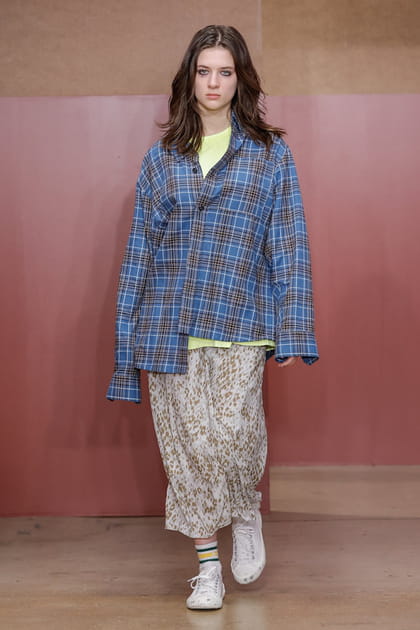 Jupe imprim&eacute;e et chemise &agrave; carreaux aper&ccedil;ues sur le d&eacute;fil&eacute; A.P.C.