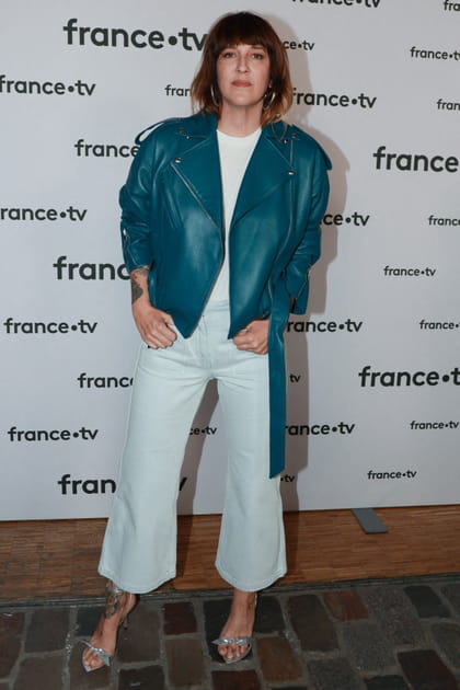 Daphné Bürki en veste en cuir bleue