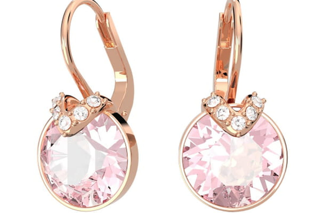 boucles d'oreille roses main image 1