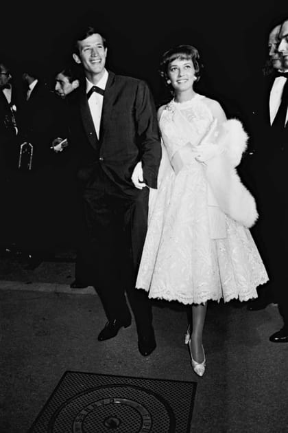 Jeanne Moreau en robe blanche brod&eacute;e et fourrure