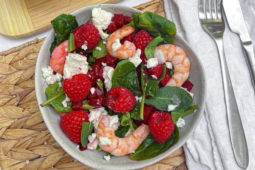 Salade de betteraves, feta, framboises et pousses d’épinards