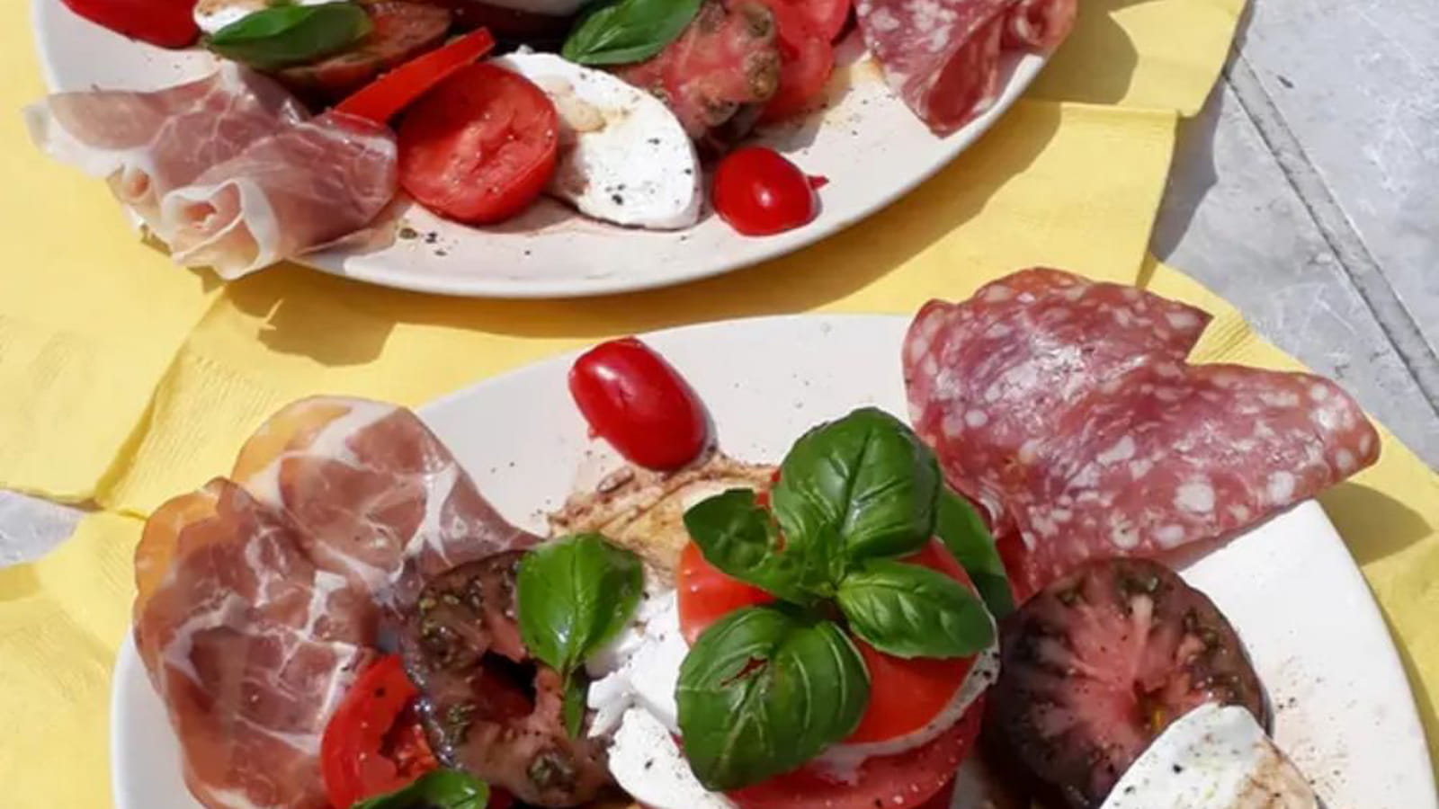 Assiette trois tomates, mozzarella, basilic