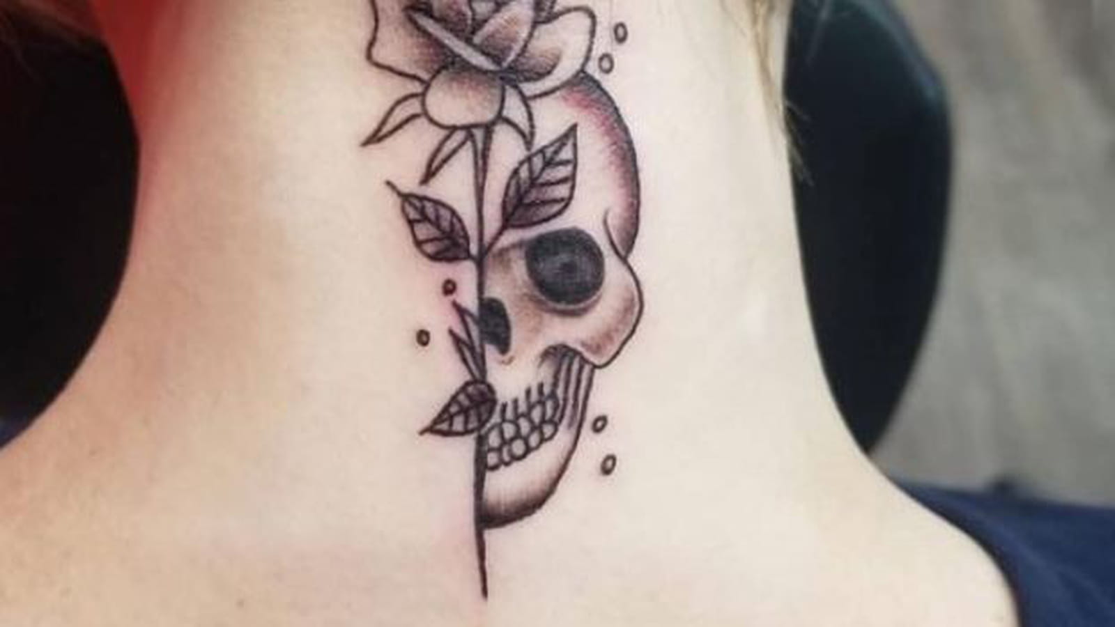 Demi tête de mort et rose sur la nuque