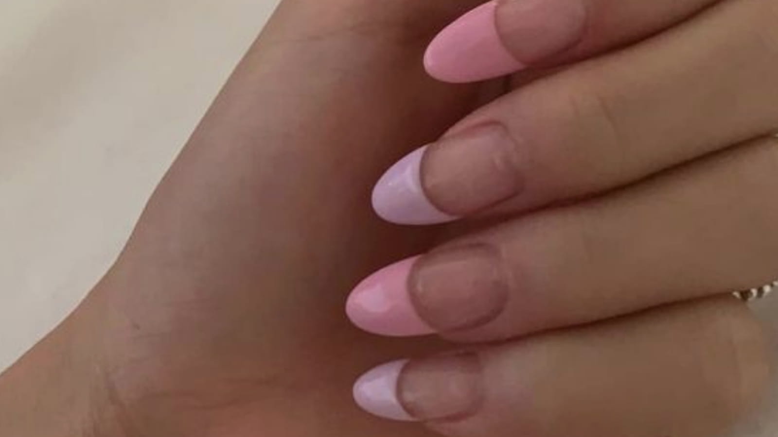 Une manucure à moitié rose