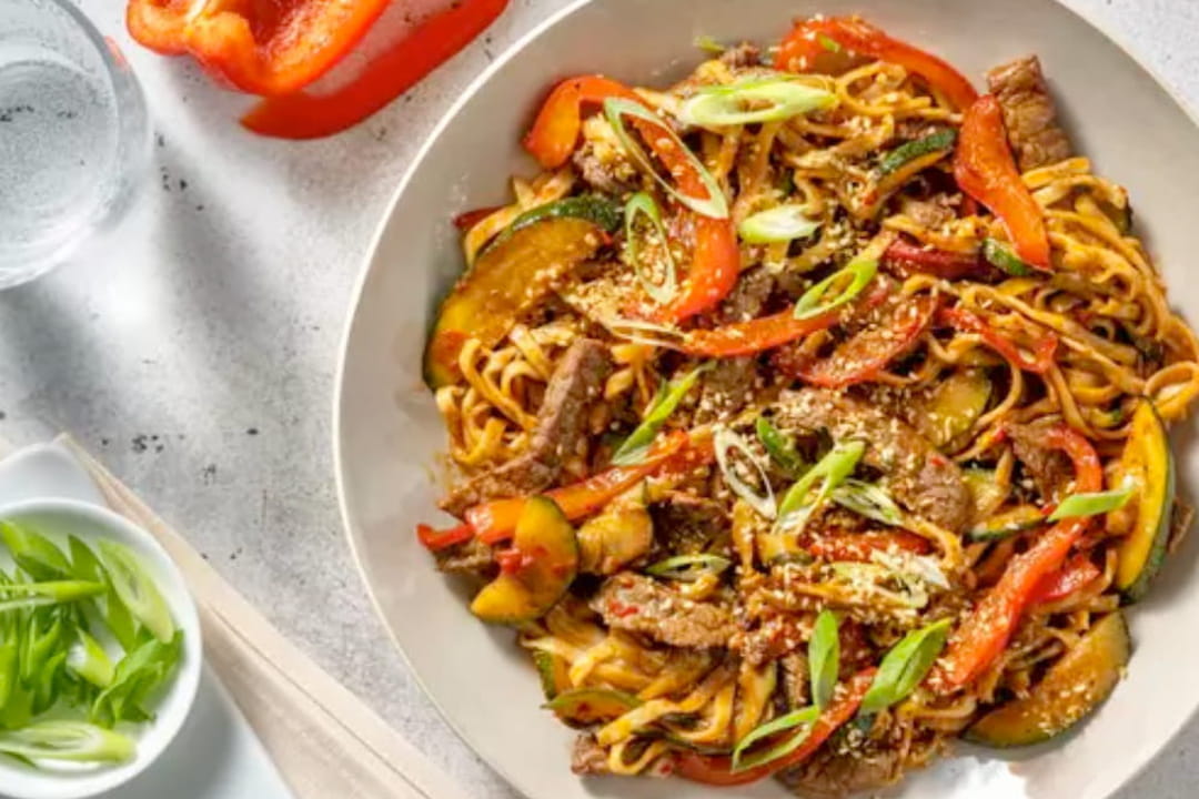 Wok de nouilles sautées au bœuf mariné