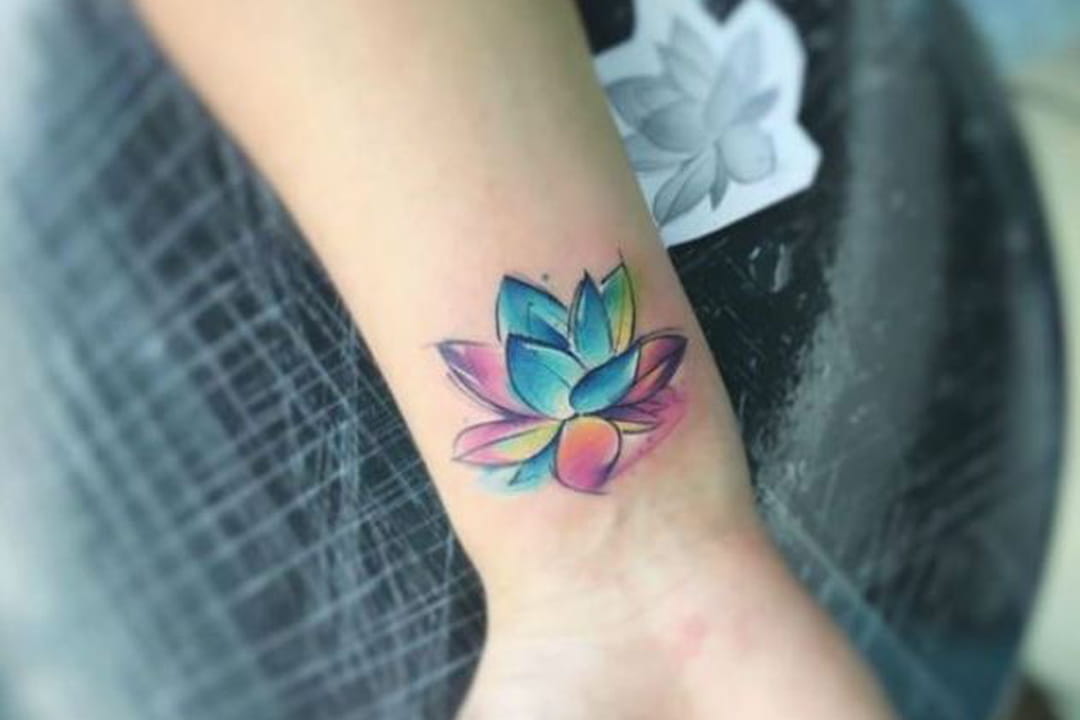 Fleur de lotus aquarelle sur le poignet