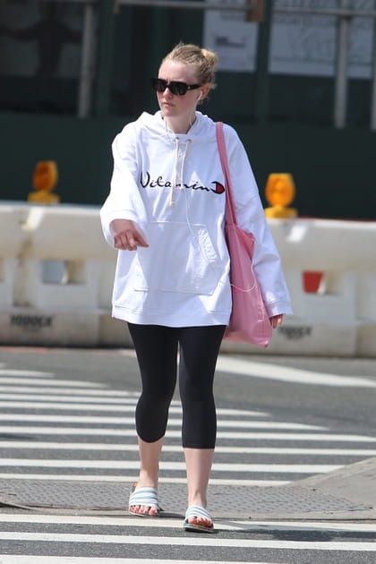 Dakota Fanning avec un hoodie Champion x Drifter x Alchemist