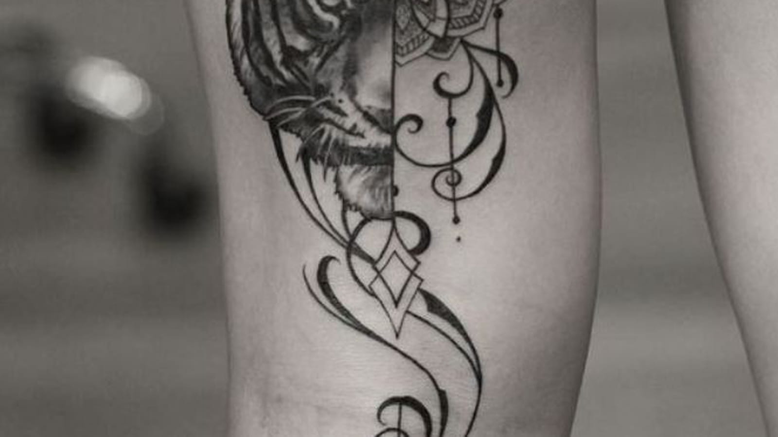 Tigre et fleur de lotus derrière la cuisse