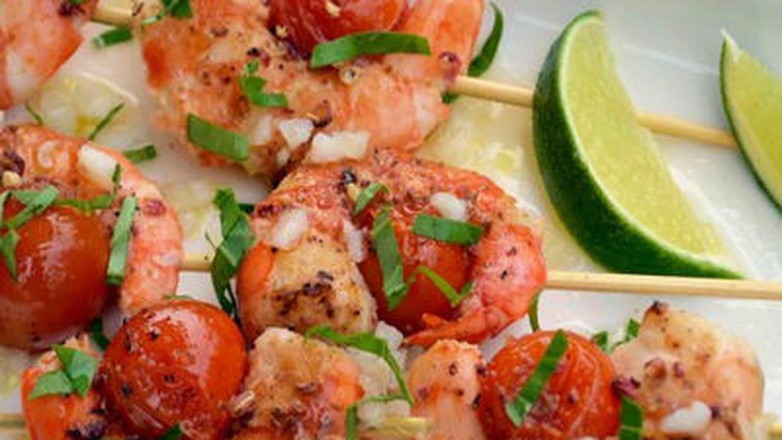 Brochettes de gambas marinées au citron vert, ail et baies de Szechuan rouge