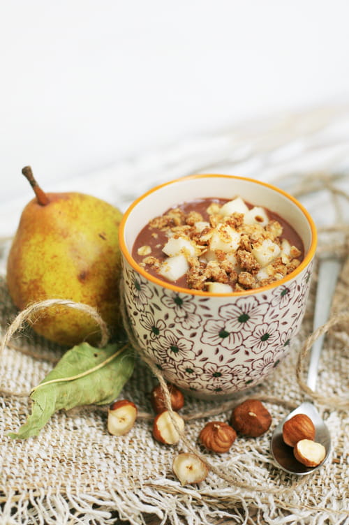 Crème chocolatée végétale, noisettes, poire et crumble au sirop d'érable