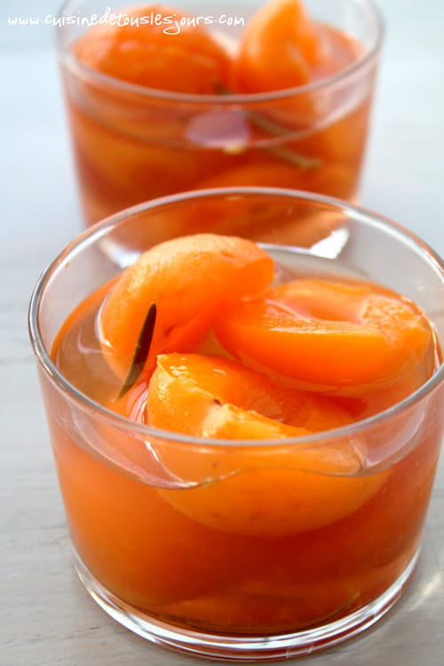 Abricots pochés au miel et romarin