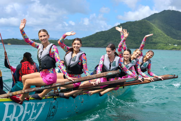 Miss Nord-Pas-De-Calais et ses camarades lors d'une sortie en yole, en Martinique