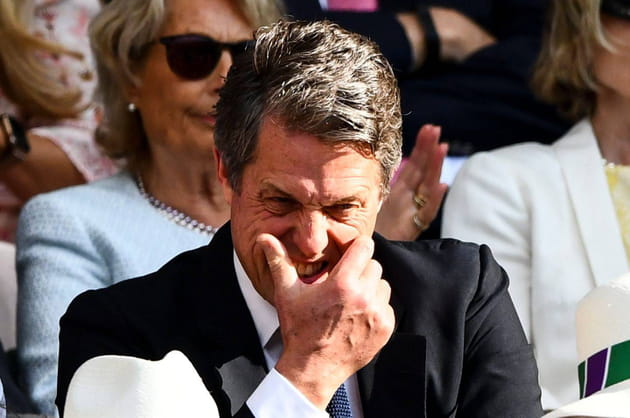 Hugh Grant s'en mord les doigts