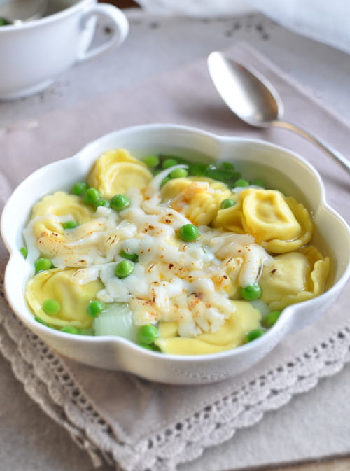 Soupe de tortellini à la viande et aux petits pois