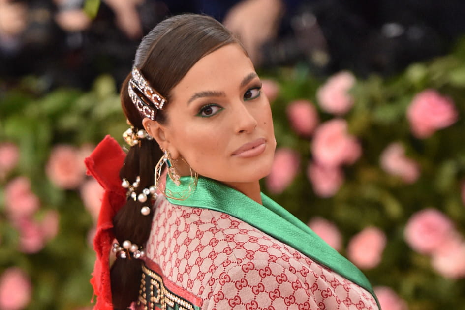 Ashley Graham avec des barrettes &agrave; sigle