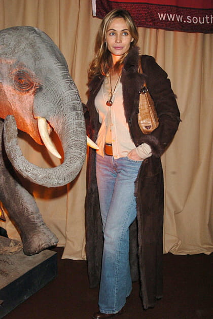 Emmanuelle Béart en long manteau marron et jean flare