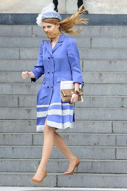 Beatrice d'York en robe boutonnée bleue