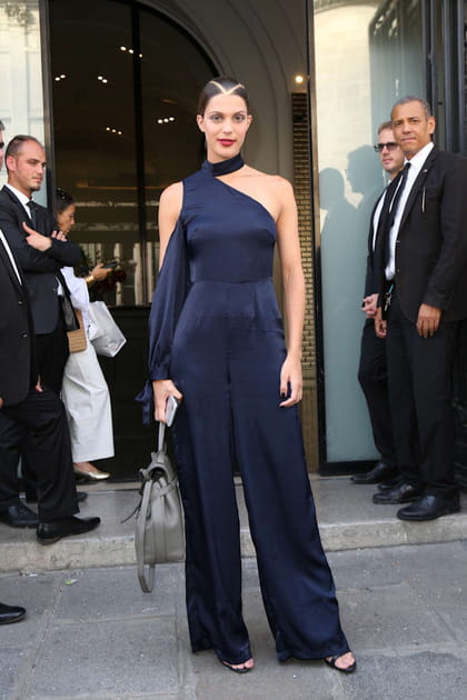 Iris Mittenaere en combinaison asymétrique