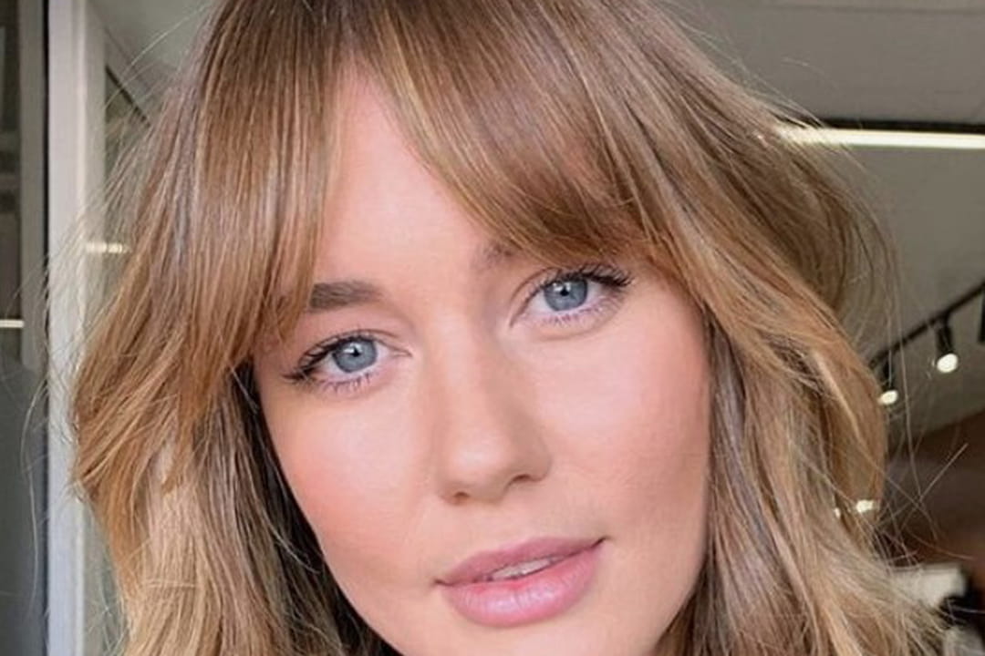 Les cheveux mi-longs avec frange rideau pour cheveux fins