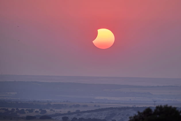 Un spectacle inédit depuis 100 ans : l'éclipse totale illumine les montagnes d'Espagne