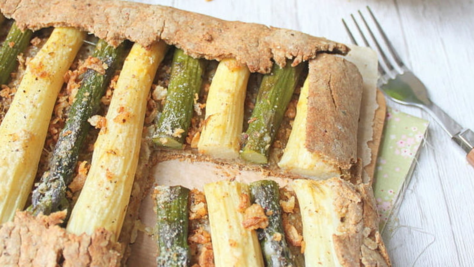 Tarte rustique aux asperges, pâte à l'huile d'olive, oignons caramélisés et parmesan (vegan)