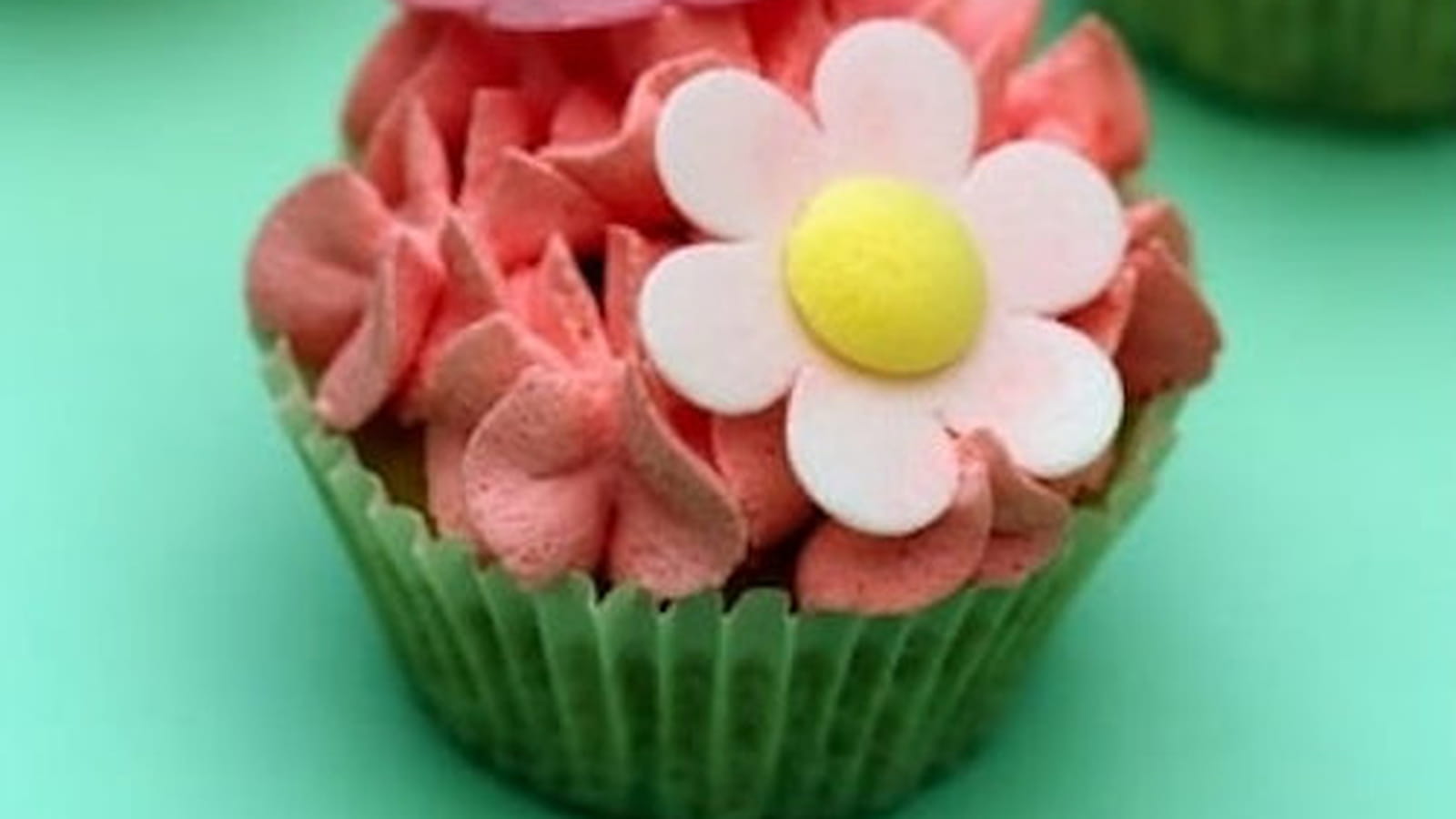 Cupcakes amandes et coeur de fraises fraîches